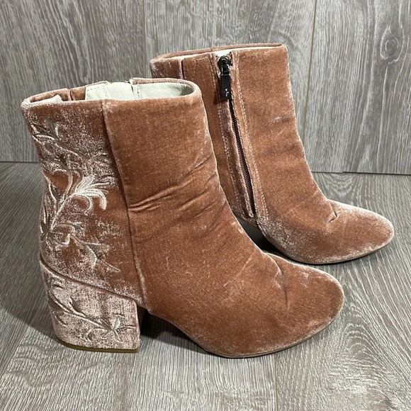 Kenneth Cole Renna Floral Embroidered Velvet Ankle Boots Blush / Dusty Rose 8 - Picture 3 of 15